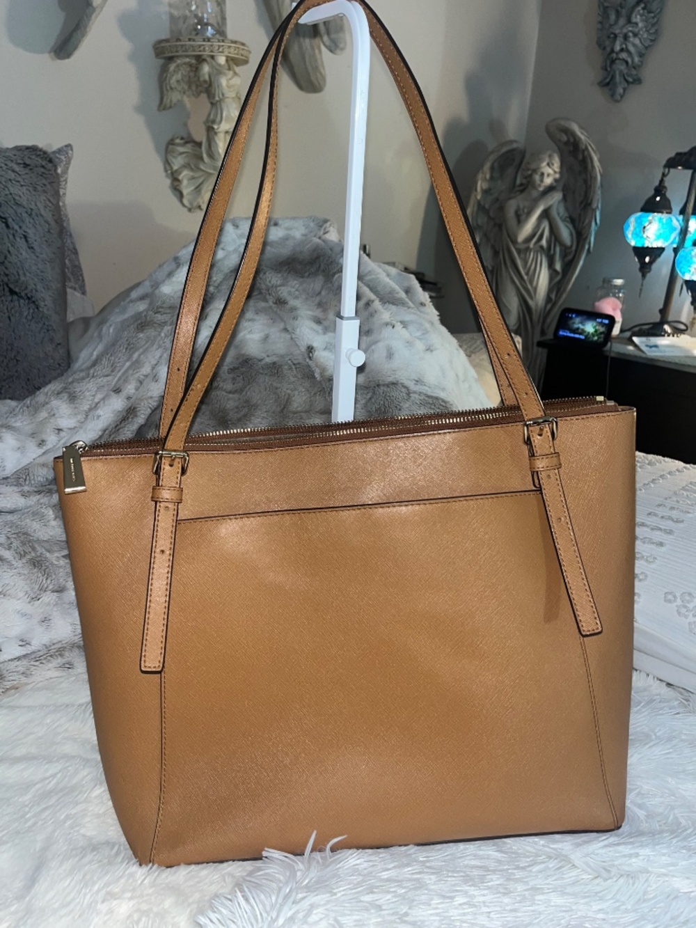 Michael Kors Voyager Large Tote - Picture 4 of 11